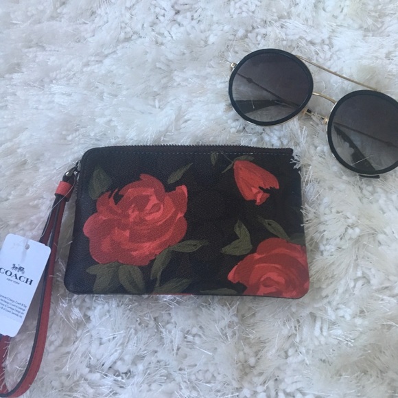 Coach Handbags - NWT COACH WRISTLET